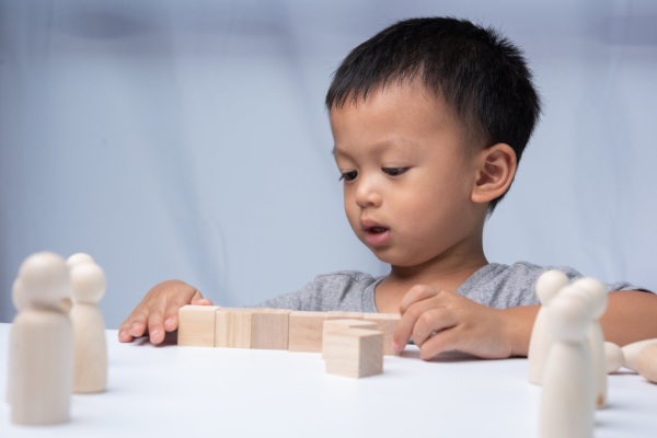 Niño asiático jugando con bloques de madera