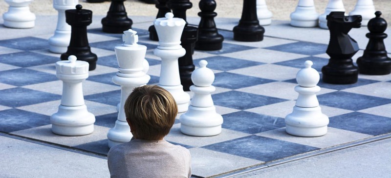 Niño jugando al ajedrez