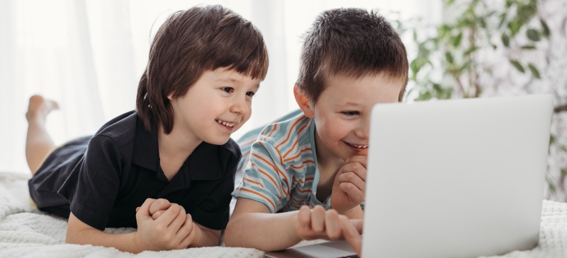 Dos niños ante un ordenador