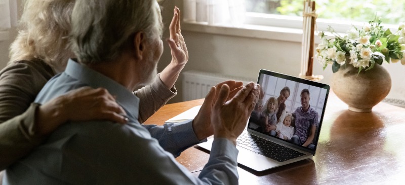 Abuelos hablando por una red social online con sus hijos y nietos