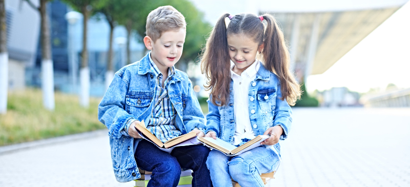 Niños leyendo en un parque