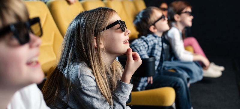 Niños viendo cine con gafas 3D