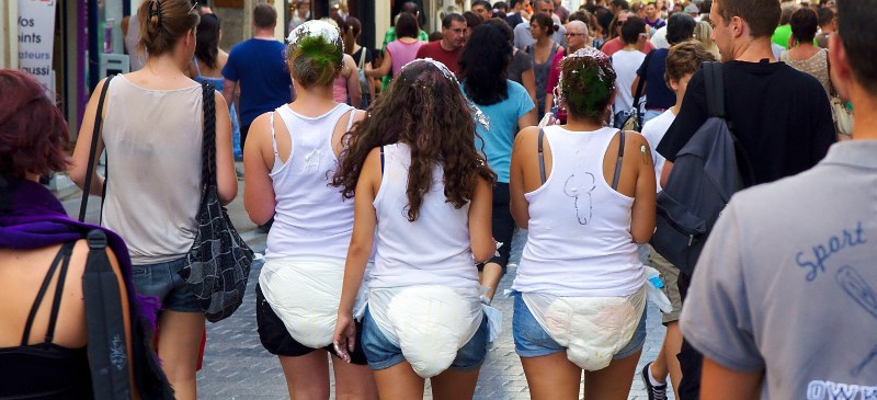 novatadas por la calle, 4 chicas con un pañal de adulto sobre sus pantalones