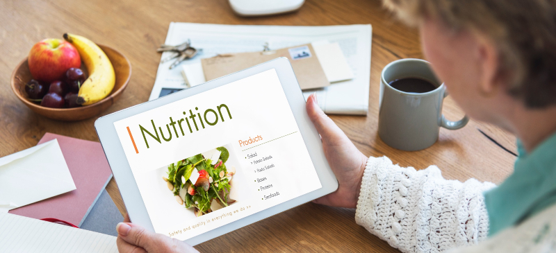 Estudiar un grado en nutrición humana y dietética, persona con una tablet abierta en una página de nutrición