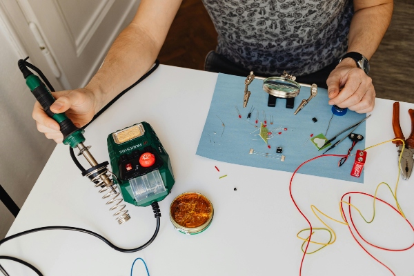 Trabajo de robótica. Fuente. Pexels Karolina Grabowska.