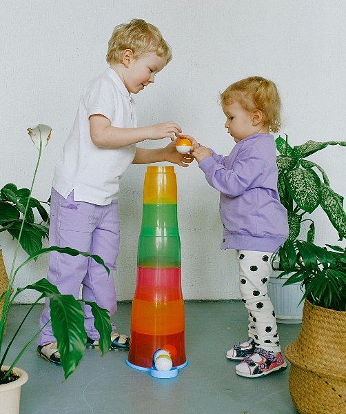 Dos niños jugando con piezas para crear una estructura