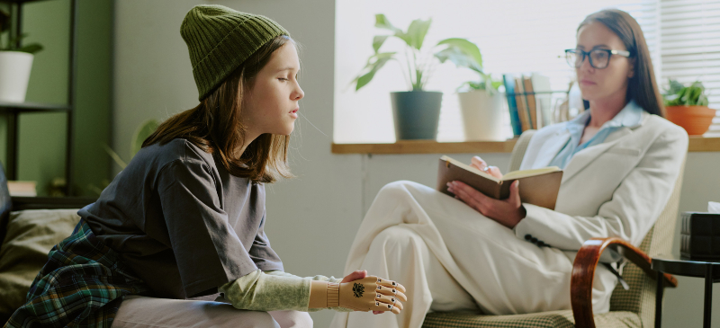 Consulta de una psicóloga tras realizar el máster que la habilita para ejercer la profesión.