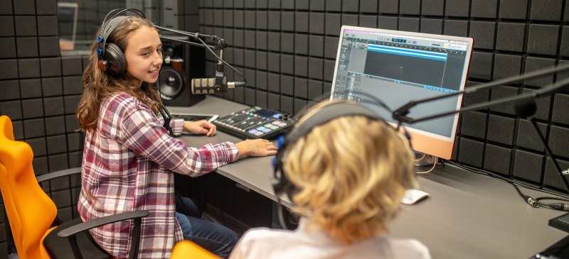 Dos alumnos de infantil en un laboratorio de radio