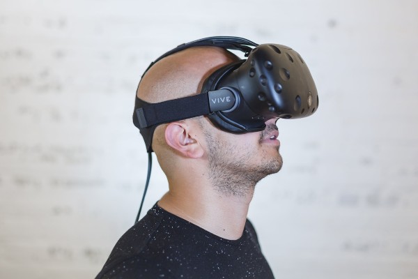 realidad virtual, chico con unas gafas de realidad virtual