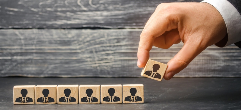 Metáfora de fichas con logos de personas que simboliza la gestión de Recursos Humanos