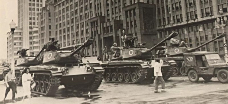 Tanques en la calle en el golpe de estado de Brasil, 60 años.