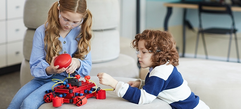 Niños jugando en la construcción de un robot