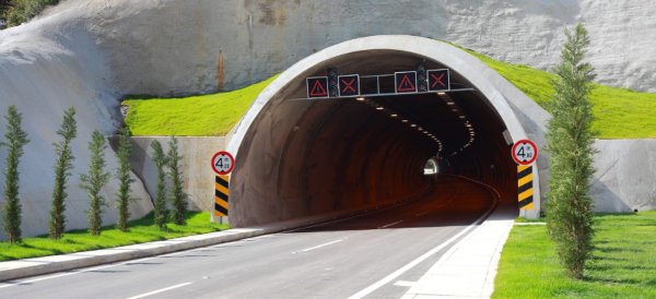 Entrada a un túnel de carretera