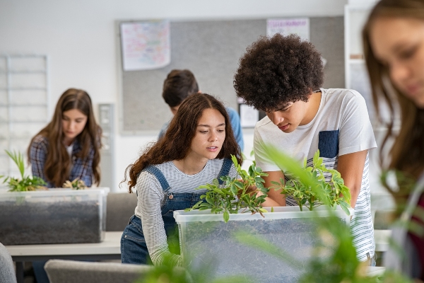 jóvenes en el aula con plantas