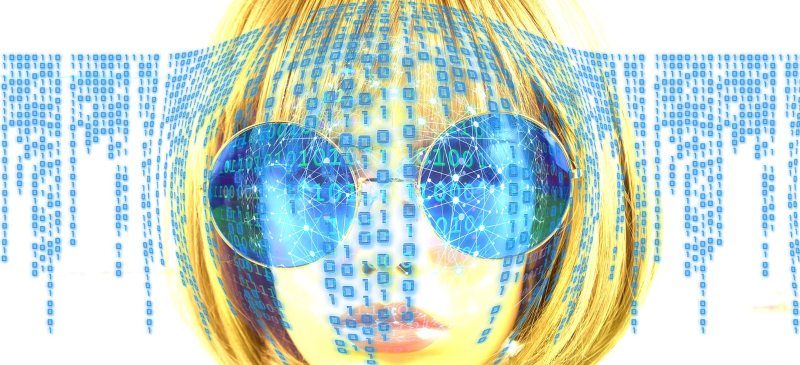 Mujer con algoritmos de números sobre su rostro