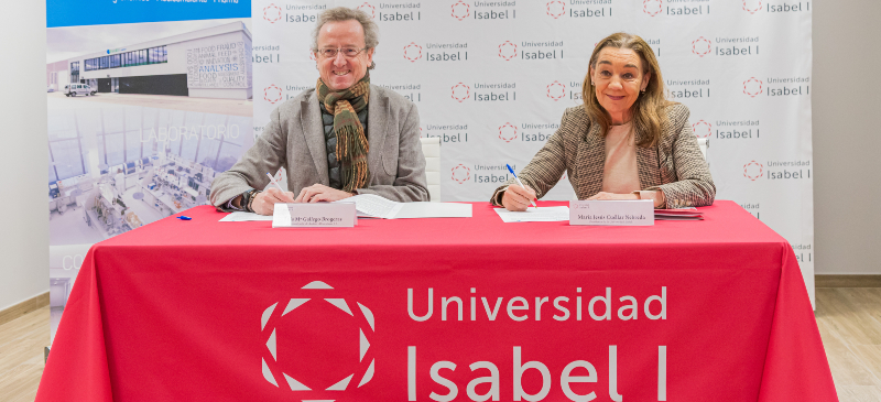 Luis María Gallego y María Jesús Cuéllar en la firma del convenio
