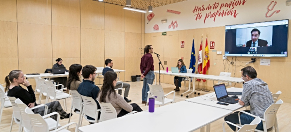 participación de andrea cabezas en un juicio simulado en la universidad isabel I como parte de sus prácticas