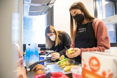 Dos alumnas en la cocina-laboratorio de la Universidad Isabel I
