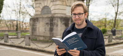Daniel Aquillué con el libro en las manos