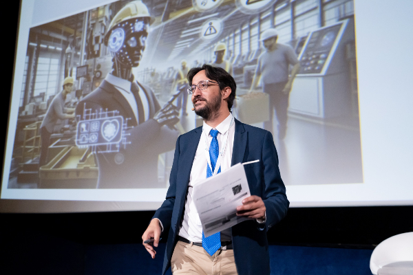 Rubén Tino presentando la investigación de la Universidad Isabel I en Prevencionar 2025