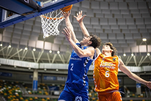 Marcos Bella defiende el balón en la canasta