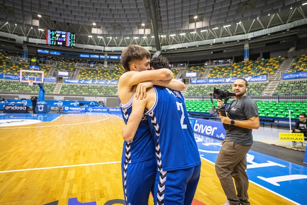 Abrazo de Marcos Bella con un compañero al finalizar el encuentro