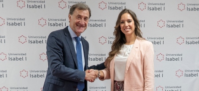 Apretón de manos tras el convenio entre Alberto Gómez Barahona y Lucia Echevarrieta Martín