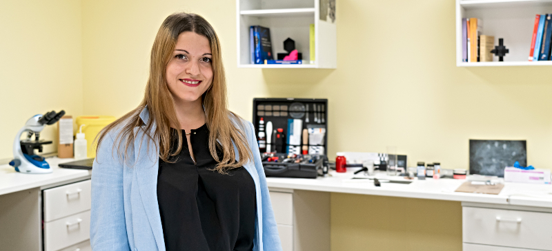 La profesora Tania Vidal López en el Laboratorio de Criminología de la Universidad Isabel I