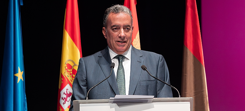 El doctor Joaquín Fernández de Valderrama en su discurso de graduación de la Universidad Isabel I en la promoción 2024-2025