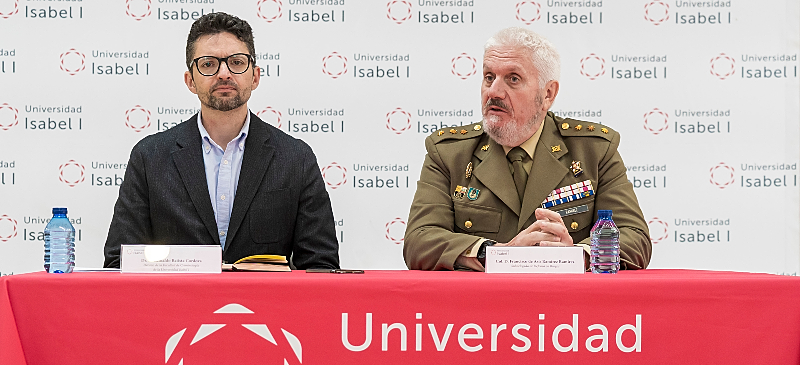 El decano Reinaldo Batista y el coronel Francisco de Asís Ramírez durante la rueda de prensa