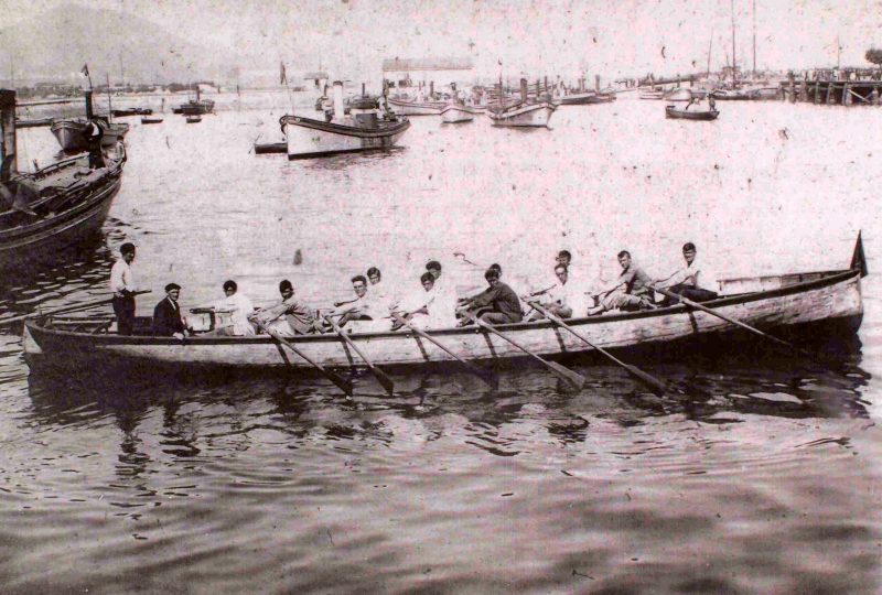 Postal que muestra a remeros de Santoña en 1920. Anónima.