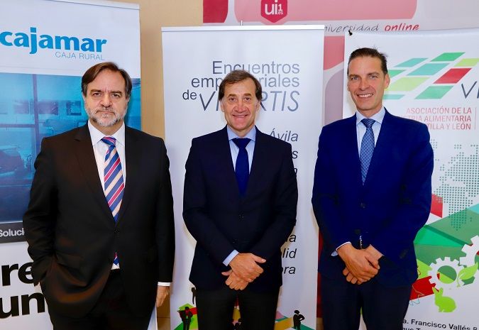 Álvaro Bordas (i.), vicepresidente de Vitartis, Alberto Gómez Barahona, rector de la Universidad Isabel I, y Raúl Ortega, director territorial de Cajamar.