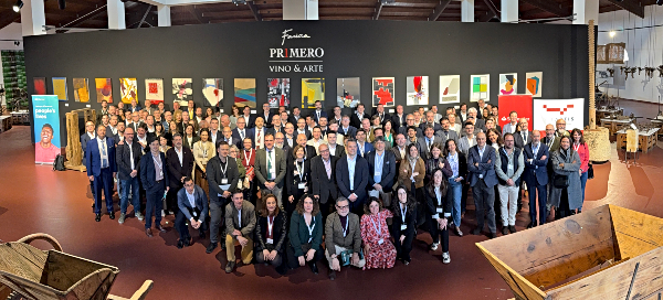 Fotografía de familia de los asistentes a la Asamblea General de Vitartis 2025