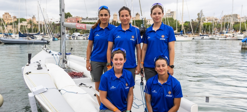 El equipo posa en el barco en el que han competido.