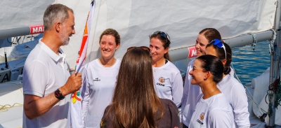 Saludo de Felipe VI y la princesa Leonor al equipo en el puerto