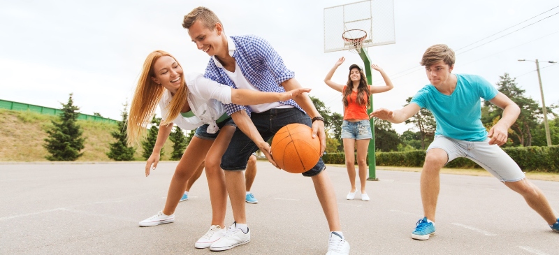 Adolescentes jugando al baloncesto