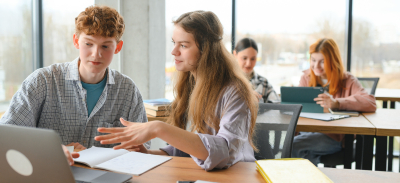 Adolescentes estudiando