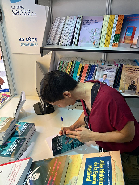 Aida Tórtola firmando