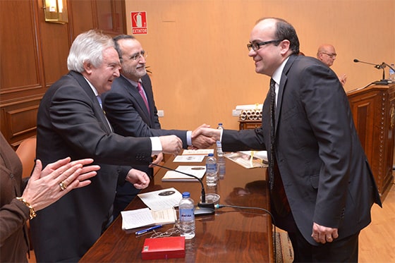 Aitor Curiel recibiendo el título de académico de la Real Academia de Medicina y Cirugía de Valladolid