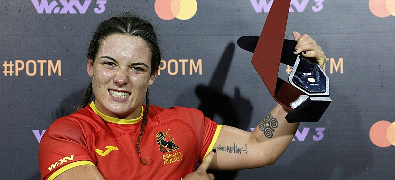 Alba Capell con el trofeo de semifinalista en la mano.