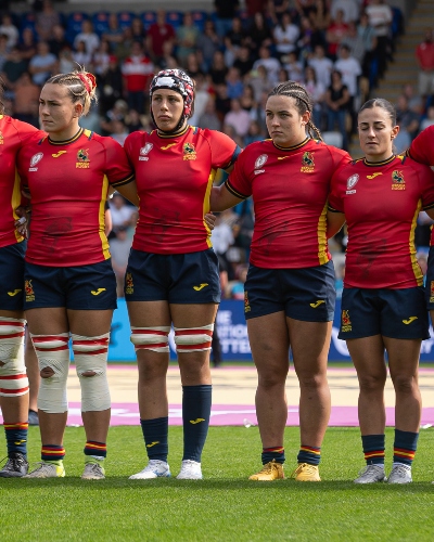 El equipo unido al sonar en el campo el himno nacional