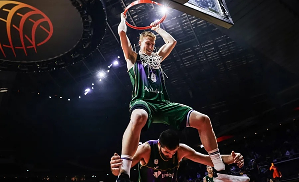 Recortando la red, símbolo de victoria y recuerdo de lo logrado