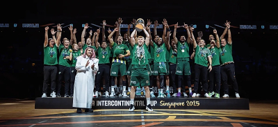 Alberto Díaz, como capitán del equipo, alzando la Copa Intercontinental