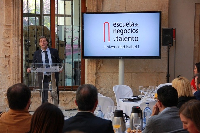 Alberto Gómez Barahona, rector de la Universidad Isabel I, durante la presentación de la Escuela de Negocios y Talento que ha puesto en marcha en colaboración con FAE Burgos