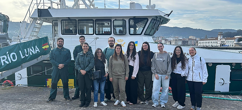 El grupo de prácticas en el puerto de Marín donde está fondeado uno de los barcos del Servicio Marítimo de la Guardia Civil de Pontevedra.