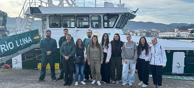 El grupo de prácticas en el puerto de Marín donde está fondeado uno de los barcos del Servicio Marítimo de la Guardia Civil de Pontevedra.