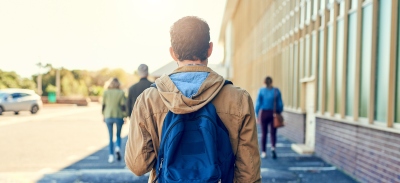 Alumno universitario camino de clase