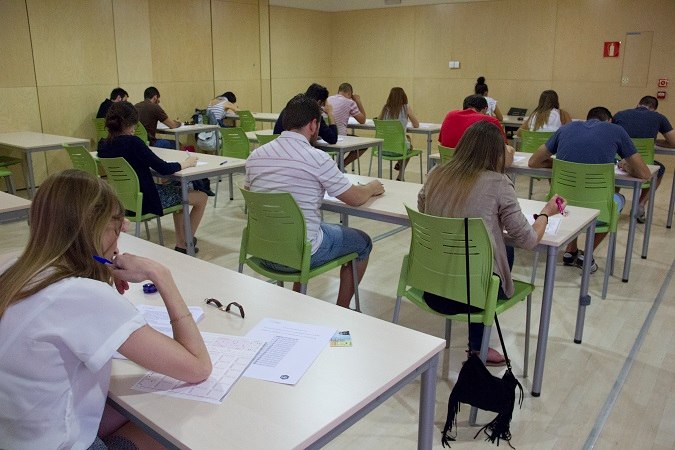 Alumnos examinándose en la sede de la Universidad Isabel I en Burgos