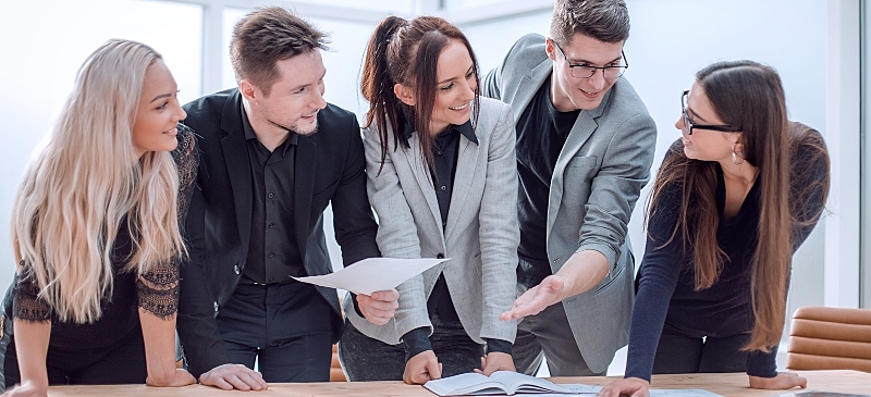 Equipo analizando un plan de seguridad