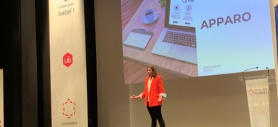 Andrea Castrillo en una exposición de su proyecto en la Universidad Isabel I